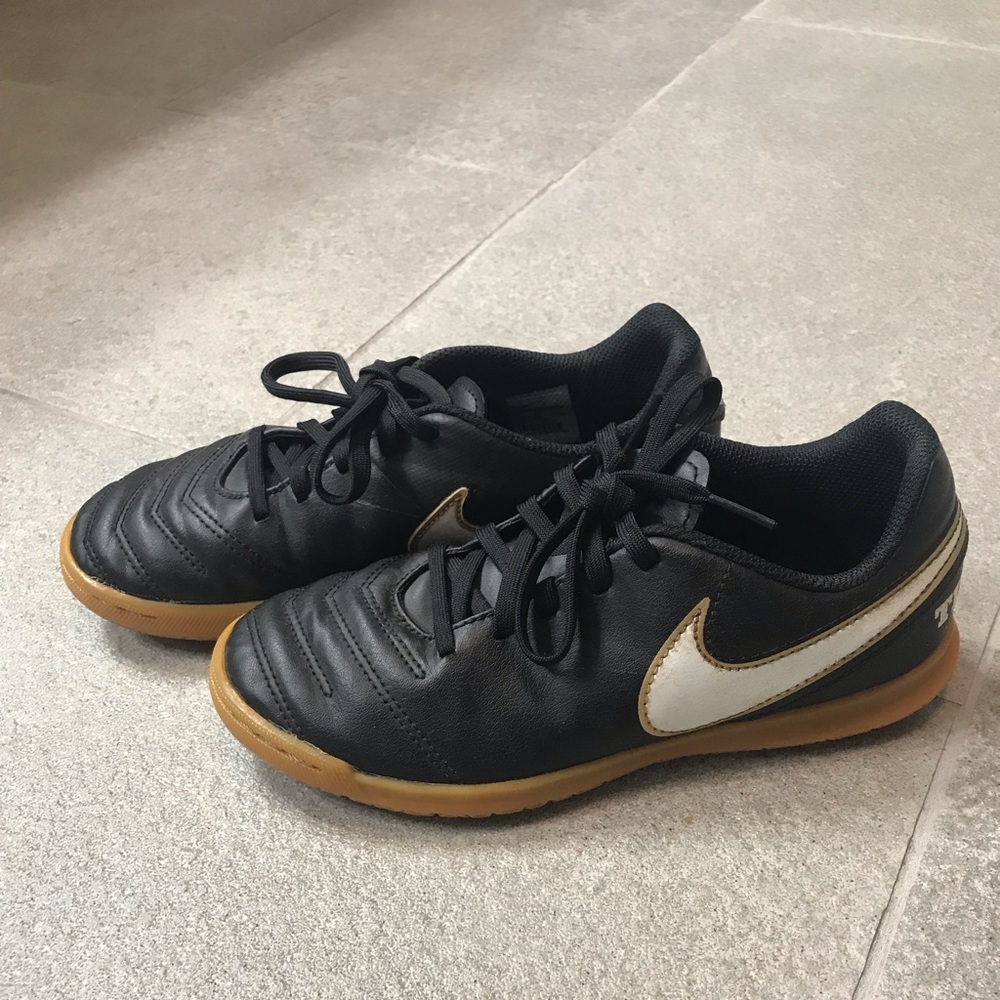 Boys Nike indoor soccer sneaker Tiempo